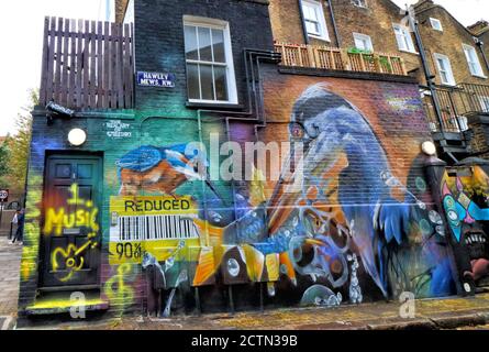 London, Großbritannien. September 2020. Große, komplizierte Kunstwerke an der Seite eines Gebäudes in Hawley Mews.EINE große Vielfalt an Street Art aller Art findet man fast an jeder Ecke in einem der künstlerischen und kulturellen Brennplätze von London in Camden Town. Kredit: SOPA Images Limited/Alamy Live Nachrichten Stockfoto