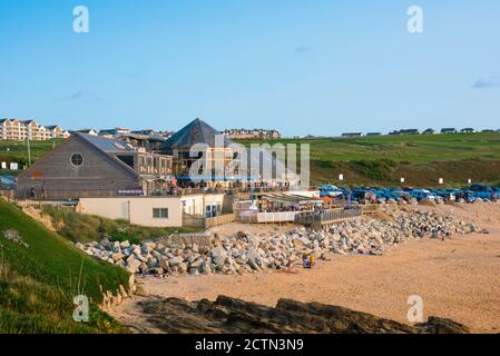 Cornwall Beach, Blick auf einen Sommerabend mit Menschen, die sich auf der Strandterrasse des Fistral Stable Restaurants, Fistral Beach, Newquay, Großbritannien entspannen Stockfoto