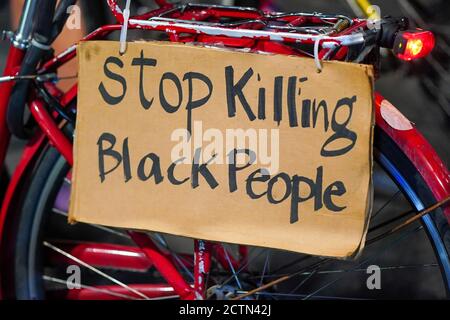 Ein Plakat mit dem Titel "Schwarze töten", das während der Demonstration auf einem Fahrrad gesehen wurde.überall in den USA brachen Proteste aus, darunter eines in der 59th Street und der Fifth Avenue, nachdem ein Richter die Anklagen einer Grand Jury gegen Detective Brett Hankison angekündigt hatte. Einer von drei Polizisten, die an der tödlichen Erschießung von Breonna Taylor in New York beteiligt waren. Hankison wurde heute wegen der Erschießung von Breonna Taylor, einer 26-jährigen schwarzen Frau, angeklagt, deren Name zu einem Sammelruf für die Black Lives Matter-Bewegung geworden ist. Stockfoto