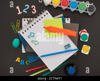 Notebook und mehrfarbige Schulbedarf Stockfoto