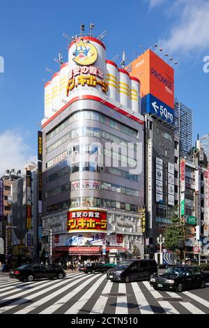 Zebraüberquerung auf Yasukuni Dori, Shinjuku, Tokio, Japan Stockfoto