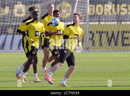 Stadt Dortmund, Deutschland. 24. Sep, 2020. firo: 24.09.2020, Fußball, 1. Bundesliga, Saison 2020/2021, BVB, Borussia Dortmund, Training, MOUKOKO und Marco REUS, weltweit rechts Credit: dpa/Alamy Live News Stockfoto