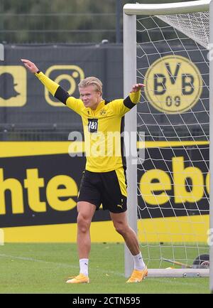 Stadt Dortmund, Deutschland. 24. Sep, 2020. firo: 24.09.2020, Fußball, 1. Bundesliga, Saison 2020/2021, BVB, Borussia Dortmund, Training, Spaß beim Training, Erling HAALAND, Jubilation Quelle: dpa/Alamy Live News Stockfoto