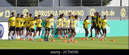 Stadt Dortmund, Deutschland. 24. Sep, 2020. firo: 24.09.2020, Fußball, 1. Bundesliga, Saison 2020/2021, BVB, Borussia Dortmund, Training, die Spieler beim Aufwärmen Quelle: dpa/Alamy Live News Stockfoto