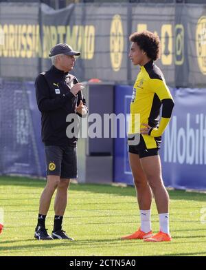 Stadt Dortmund, Deutschland. 24. Sep, 2020. firo: 24.09.2020, Fußball, 1. Bundesliga, Saison 2020/2021, BVB, Borussia Dortmund, Training, Trainer Lucien FAVRE und Axel WITSEL.Quelle: dpa/Alamy Live News Stockfoto