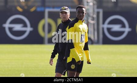 Stadt Dortmund, Deutschland. 24. Sep, 2020. firo: 24.09.2020, Fußball, 1. Bundesliga, Saison 2020/2021, BVB, Borussia Dortmund, Training, Trainer Lucien FAVRE und Youssoufa MOUKOKO.Nutzung weltweit Credit: dpa/Alamy Live News Stockfoto