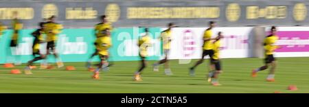 Stadt Dortmund, Deutschland. 24. Sep, 2020. firo: 24.09.2020, Fußball, 1. Bundesliga, Saison 2020/2021, BVB, Borussia Dortmund, Training, allgemein, verschwommen, Spieler erwärmen sich weltweit Credit: dpa/Alamy Live News Stockfoto