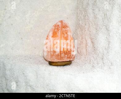 Himalayan Orange Salz Lampe auf salzigen Regal Stockfoto