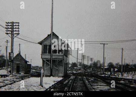 Feine Schwarz-Weiß-Fotografie der 70er Jahre vom Ende des Bahnhofes für die Bahngleise. Stockfoto