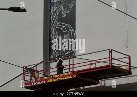 Der polnische Künstler Mariusz M-City Waras malt am 23. September 2020 in der Nadrazni-Straße, Ostrava, Tschechien, eine Wandmalerei an einer Fassade. (CTK Photo/Jaroslav Ozana) Stockfoto