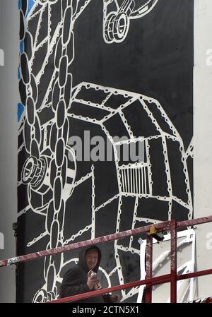 Der polnische Künstler Mariusz M-City Waras malt am 23. September 2020 in der Nadrazni-Straße, Ostrava, Tschechien, eine Wandmalerei an einer Fassade. (CTK Photo/Jaroslav Ozana) Stockfoto