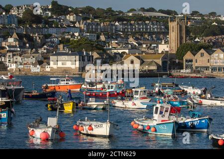 Fischerboote, St. Ives Harbour, Cornwall, England, August Stockfoto