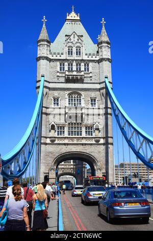 London, UK, July 27, 2012 : Tower Bridge an der Themse, die oft für London Bridge verwechselt wird und ist ein beliebtes Reiseziel für Touristen att Stockfoto