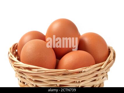Eier in einem Korb isoliert auf weiß Stockfoto