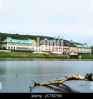 DRESDEN, 02. Mai 2019: Das Schloss Pillnitz aus dem 18. Jahrhundert liegt an der Elbe in dem ehemaligen Dorf Pillnitz, das heute als Stadt Stockfoto