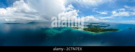 Weite Panorama-Luftaufnahme der Palau-Inseln und Regenschauer Stockfoto