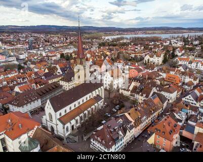 Luftaufnahme der süddeutschen Stadt Radolfzell am See Konstanz im März bei bewölktem Wetter Stockfoto