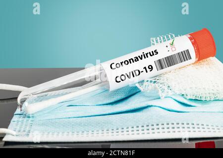 PCR- oder Antigen-Reagenzglas mit Coronavirus COVID-19-positiv Stockfoto
