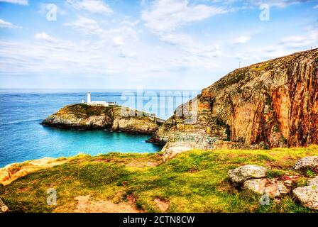 South Stack Lighthouse wurde 1809 von Trinity House erbaut und markiert eine kleine Insel vor Anglesey an der Nordwestspitze von Wales. Neu eröffnet für 2017. Stockfoto