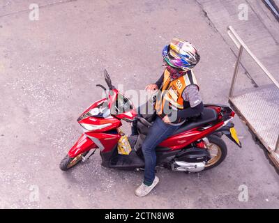 Motorrad-Taxifahrer wartet auf Passagiere in Bangkok, Thailand. Stockfoto