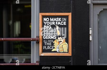 Brighton UK 24. September 2020 - EINE Freddie Mercury-Stil Tafel in Bezug auf Gesichtsmasken vor dem Lord Nelson Pub in Brighton als die neue Regierung COVID Einschränkungen sind in ganz England heute mit Pubs und Restaurants, die um 22 Uhr heute Abend schließen gebracht : Kredit Simon Dack / Alamy Live Nachrichten Stockfoto