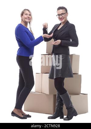 In vollem Wachstum. Immobilienmakler Übergabe Schlüssel zu einer glücklichen Frau Stockfoto