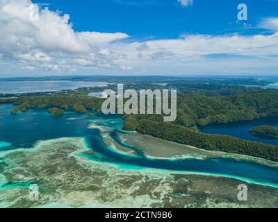 Hohe Luftaufnahmen von tropischen Inseln und Korallenriffen in Palau Stockfoto