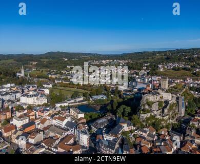 Luftaufnahme der Wallfahrtskirche unserer Lieben Frau von Lourdes und Chateau Fort de Lourdes, Frankreich Stockfoto