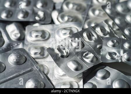Verschiedene silberne Blisterpackungen für Tabletten Stockfoto