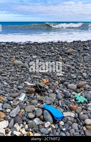 Plastikmüll am Strand der Kanarischen Insel Gomera Stockfoto