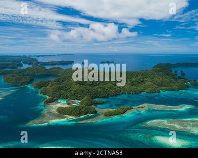 Hohe Luftaufnahmen von tropischen Inseln und Korallenriffen in Palau Stockfoto