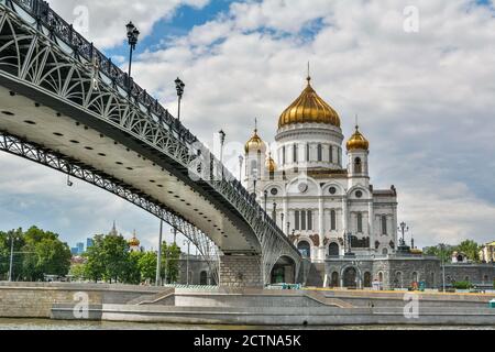 Moskau, Russland – 11. Juni 2017. Blick auf die Kathedrale von Christus dem Erlöser und Patriarschy Fußgängerbrücke über den Fluss Moskau. Stockfoto