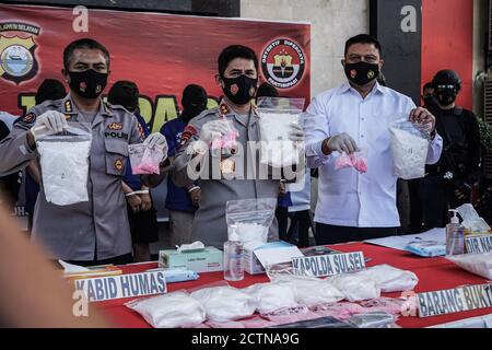 Makassar, Süd-Sulawesi, Indonesien. September 2020. Der Chefinspektor der Polizei von Süd-Sulawesi, General Merdisyam Police, zeigte bei einer Pressekonferenz Beweise in Form von 13.4 kg Methamphetamin und 2,994 Ecstasy-Pillen. Die Beweise wurden von vier Tätern beschlagnahmt, die von einem Spezialteam der Regionalpolizei Süd-Sulawesi zusammen mit dem Drogenkriminalteam der Polizei Süd-Sulawesi an verschiedenen Orten in der indonesischen Stadt Makassar abgesichert wurden. Quelle: Herwin Bahar/ZUMA Wire/Alamy Live News Stockfoto