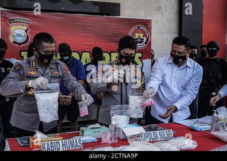 Makassar, Süd-Sulawesi, Indonesien. September 2020. Der Chefinspektor der Polizei von Süd-Sulawesi, General Merdisyam Police, zeigte bei einer Pressekonferenz Beweise in Form von 13.4 kg Methamphetamin und 2,994 Ecstasy-Pillen. Die Beweise wurden von vier Tätern beschlagnahmt, die von einem Spezialteam der Regionalpolizei Süd-Sulawesi zusammen mit dem Drogenkriminalteam der Polizei Süd-Sulawesi an verschiedenen Orten in der indonesischen Stadt Makassar abgesichert wurden. Quelle: Herwin Bahar/ZUMA Wire/Alamy Live News Stockfoto