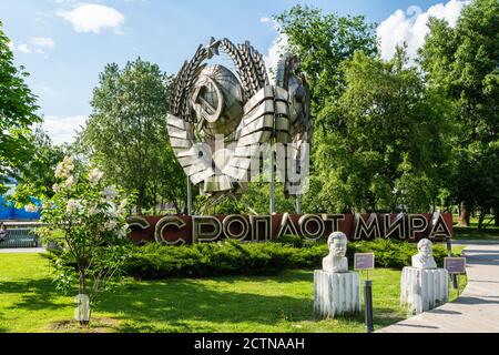 Moskau, Russland – 11. Juni 2017. Blick auf Gorki-Park in Moskau, mit UdSSR ist die Festung des Friedens Denkmal und Stalin und Lenin Denkmäler. Stockfoto