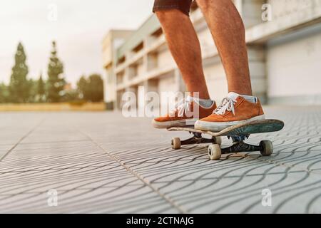 Luftaufnahmen verlassene Zugwege auf Sonnenlicht an leerem Ort mit Sommerbäume Stockfoto