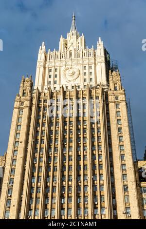 Moskau, Russland – 13. Juni 2017. Turm des stalinistischen Wolkenkratzers, besetzt vom russischen Außenministerium, in Moskau. Das Baudatum Stockfoto