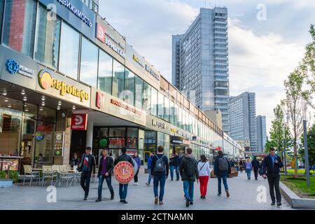 Moskau, Russland – 13. Juni 2017. Blick auf New Arbat Avenue in Moskau, mit Gewerbeimmobilien und Menschen. Stockfoto