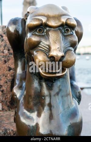 Sankt Petersburg, Russland – 14. Juni 2017. Kopf eines Bronze geflügelten Löwen, bekannt als Greifen, am Kai mit Sphinxes des Universitetskaya Embankment Stockfoto