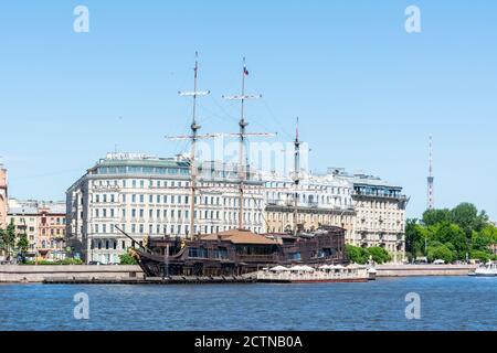 Sankt Petersburg, Russland – 15. Juni 2017. Das Flying Dutchman Dreimast-Segelboot, die einzigartige Kopie der Dutch Fleut Amsterdam des Jahres 1748 Stockfoto