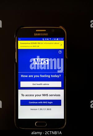 Der Startbildschirm der NHS Track and Trace App wird auf angezeigt Der Bildschirm eines Android-Mobiltelefons Stockfoto