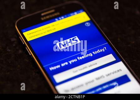 Der Startbildschirm der NHS Track and Trace App wird auf angezeigt Der Bildschirm eines Samsung Android-Mobiltelefons Stockfoto