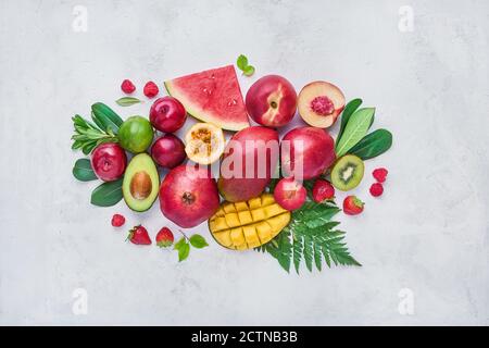 Set von verschiedenen süßen exotischen Früchten und Beeren auf angeordnet Tisch im Studio Stockfoto