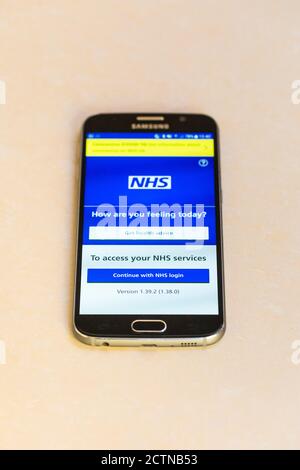 Der Startbildschirm der NHS Track and Trace App wird auf angezeigt Der Bildschirm eines Samsung Android-Mobiltelefons Stockfoto