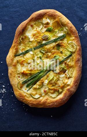Vegetarische Pizza mit Zucchiniblüten, Zwiebeln, Zucchini und Käse Stockfoto