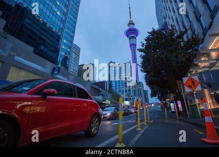 (200924) -- AUCKLAND, 24. September 2020 (Xinhua) -- das Foto vom 24. September 2020 zeigt Autos, die am Sky Tower in Auckland, Neuseeland vorbeifahren. Auckland lockerte die Beschränkungen für Versammlungen, indem es von COVID-19 Alarmstufe 2.5 auf 2 abstieg, was bedeutet, dass die Sammelbeschränkungen von 10 auf 100 Personen gelockert werden. (Foto von Wilson/Xinhua) Stockfoto