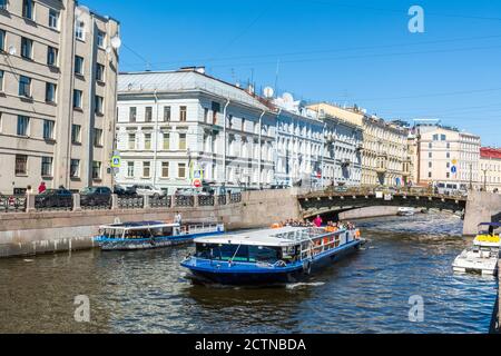 Sankt Petersburg, Russland – 15. Juni 2017. Blick auf den Fluss Moyka und das Ufer in Sankt Petersburg, mit historischen Gebäuden, Gewerbeimmobilien Stockfoto
