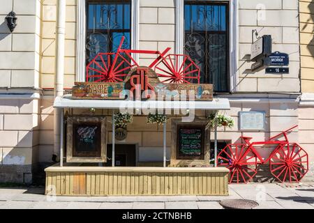 Sankt Petersburg, Russland – 15. Juni 2017. Außenansicht des Yat-Cafés am Moyka-Flussufer in Sankt Petersburg. Stockfoto