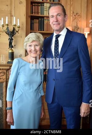 Berlin, Deutschland. August 2017. Der Vorstandsvorsitzende der Axel Springer AG, Mathias Döpfner, gratuliert der Medienunternehmerin Friede Springer zu ihrem 75. Geburtstag. Springer übergibt einen großen Teil seiner Anteile an der Mediengruppe als Geschenk an den Vorstandsvorsitzenden Mathias Döpfner und überträgt ihm auch die Stimmrechte des verbleibenden Aktienpakets. Quelle: Britta Pedersen/dpa-Zentralbild/dpa/Alamy Live News Stockfoto