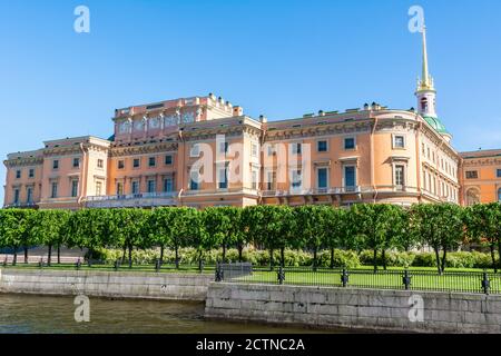 Sankt Petersburg, Russland – 15. Juni 2017. Nordfassade des Schlosses von Sankt Michael (Mikhailovsky Schloss) in Sankt Petersurg. Stockfoto